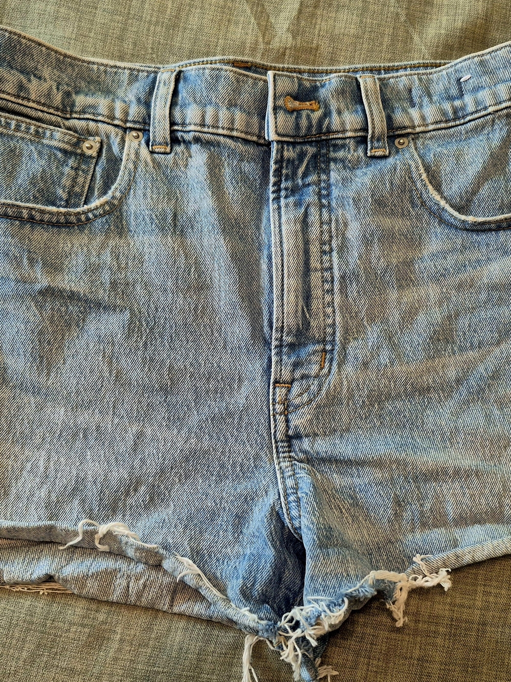 Madewell - The Perfect Jean Short - light blue denim jeans with gold stitching